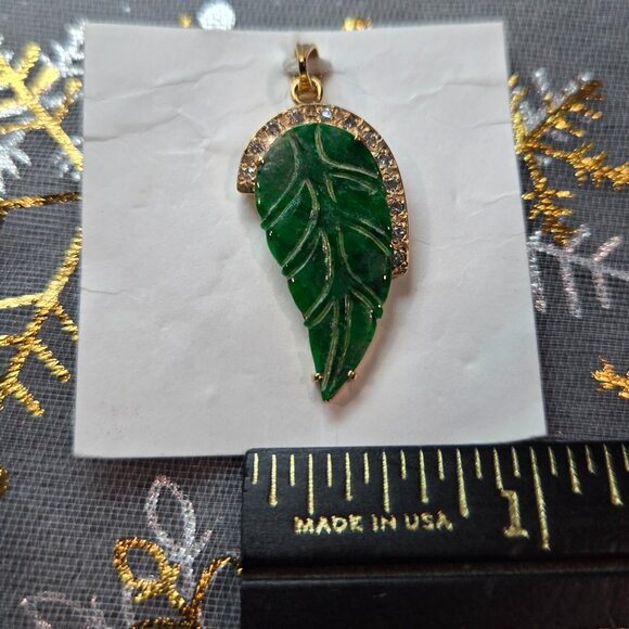 Elegant Carved Leaf Jade Pendant with 18K Gold & Diamonds ✨ - Picture 7 of 8